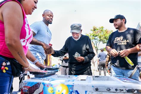 Photos: Supporters show up for Oakland ice cream vendor seen being robbed on video